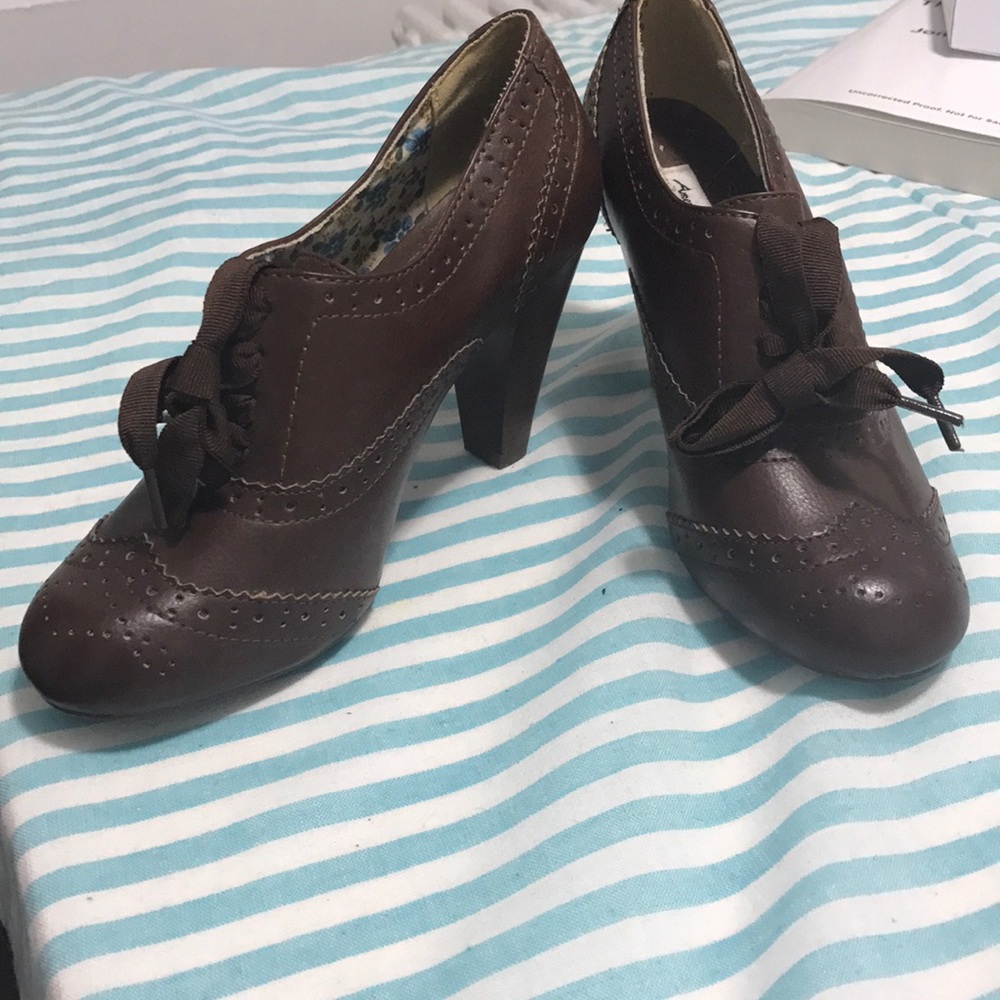 Brown Oxford pumps